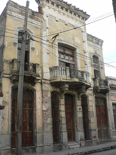 2010_Cuba-5-Camaguey_02.JPG - Quelques fils disgracieux, devant une magnifique façade.