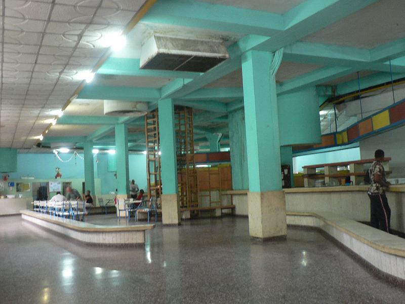 2010_Cuba-5-Camaguey_03.JPG - Vous pensez à un hall de gare? Non, c'est le glacier Coppelia, une institution à Cuba. Glaces au goût indéterminé garanties.
