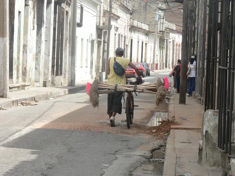 2010_Cuba-5-Camaguey_10.JPG - On vend de tout dans les rues, même de tout petits objets comme des balais, un paquet de pâtes, etc.
