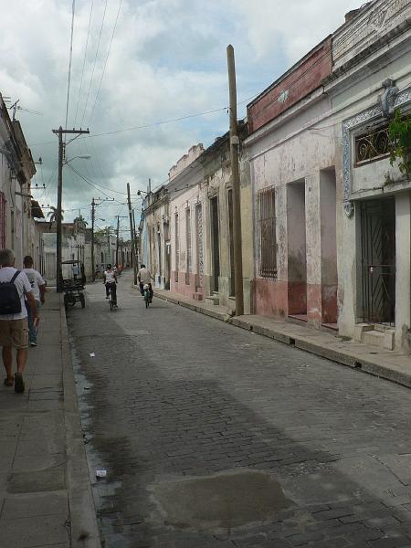 2010_Cuba-5-Camaguey_11.JPG - Une rue, on voit que le vélo (depuis 1990) est devenu le mode de transport principal.