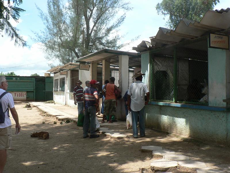 2010_Cuba-5-Camaguey_14.JPG - ... pas très achalandé...