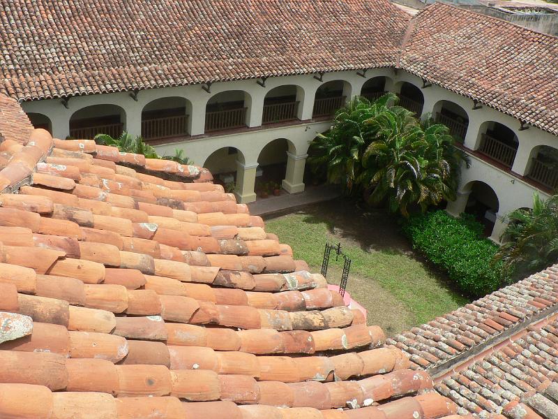 2010_Cuba-5-Camaguey_24.JPG - Le cloître de l'église de l'ancien hôpital pour enfants San Juan de Dios...