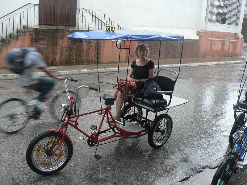 2010_Cuba-5-Camaguey_49.JPG - ... mais le pédaleur a une petite course à faire, alors nous attendons quelques minutes. Ce comportement est assez typique, cool !