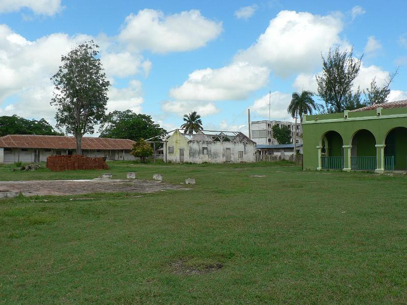 2010_Cuba-5-Ingenio_El_Oriente_01.JPG - Là, nous sommes à l'ingenio del Oriente, autre plantation de sucre. A droite, la maison du propriétaire. Le long bâtiment à gauche est le dortoir des femmes esclaves. Les hommes n'étaient pas avec les femmes.