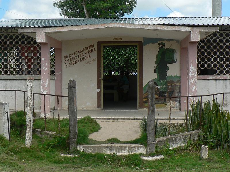 2010_Cuba-5-Ingenio_El_Oriente_08.JPG - La maison du parti, seule bâtisse à peu près présentable.