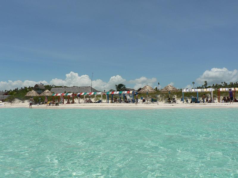 2010_Cuba-9-Cayo_Coco_et_Guillermo_13.JPG - La plage est bien occupée par les familles cubaines surtout le WE.
