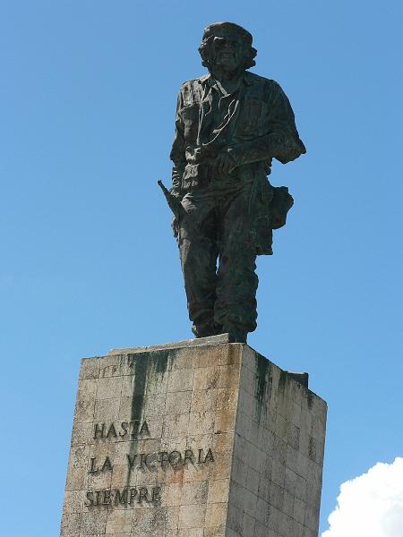 2010_Cuba-9-Santa_Clara_01.JPG - ... sa statue...