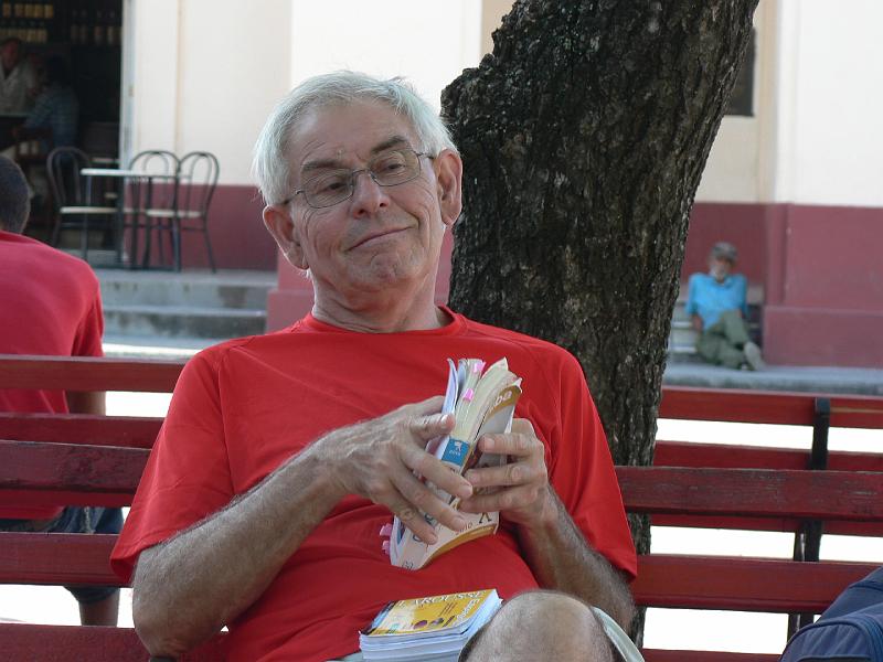 2010_Cuba-9-Santa_Clara_16.JPG - L'attirail du toutou : un guide et un dictionnaire d'espagnol.