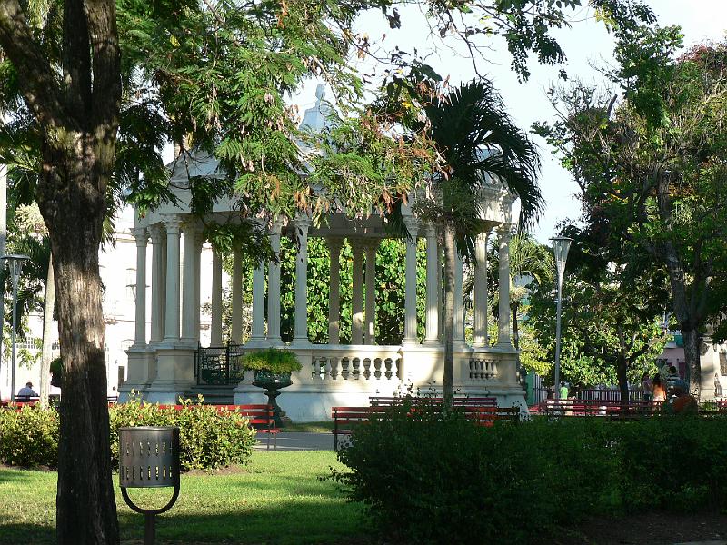 2010_Cuba-9-Santa_Clara_17.JPG - Toujours une gloriette au centre des places.