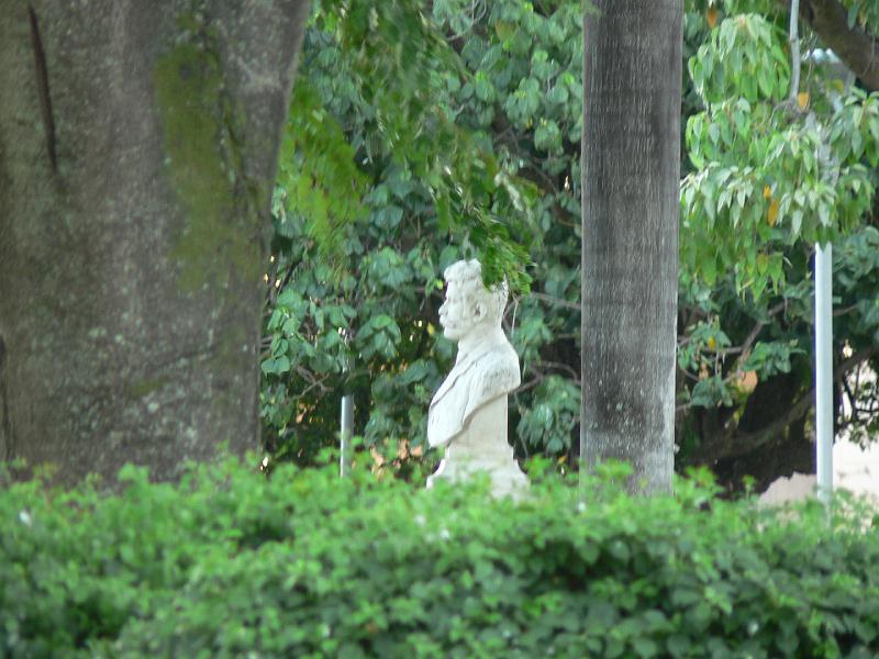 2010_Cuba-9-Santa_Clara_18.JPG - Et toujours des bustes de grands hommes également.