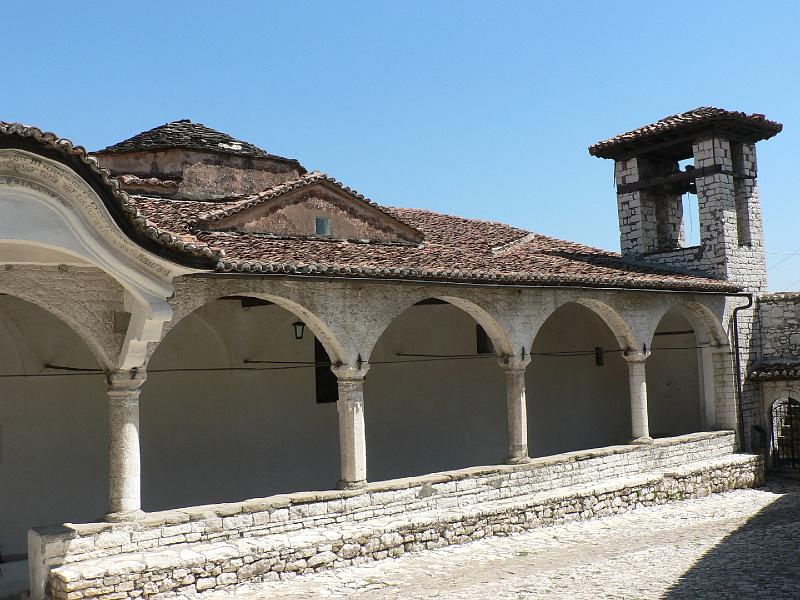 2009_Berat_11.jpg - Une église dans la citadelle : extérieur de l'église.