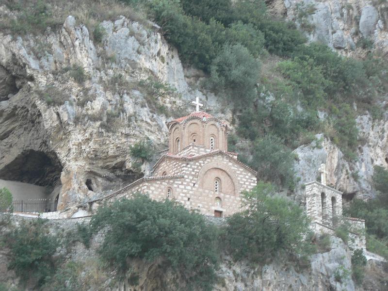 2009_Berat_49.jpg - Une église perdue dans la falaise.