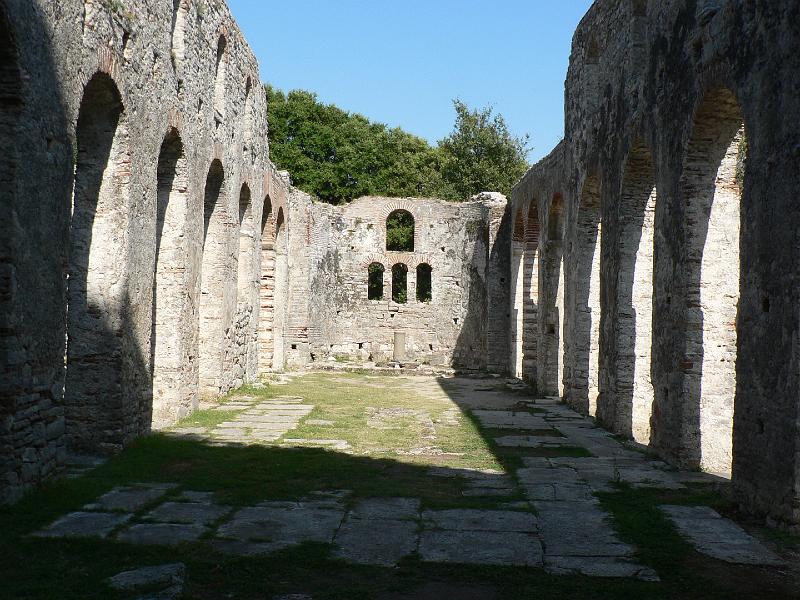 2009_Butrint_24.jpg - La basilique paléochrétienne, utilisée du VIème au XVIIIème siècle