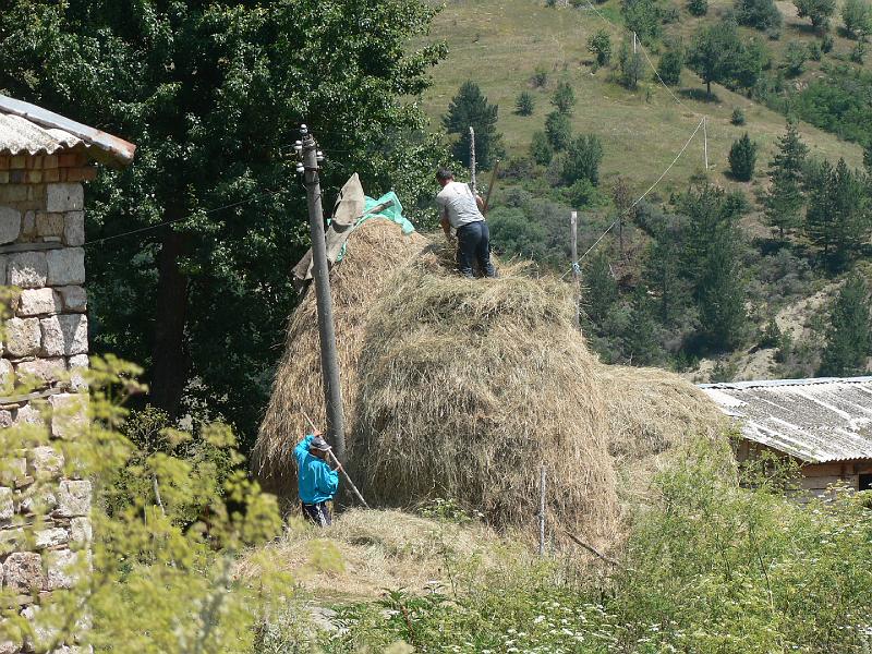 2009_Voskopoje_20.jpg - Comment faire des meules ?