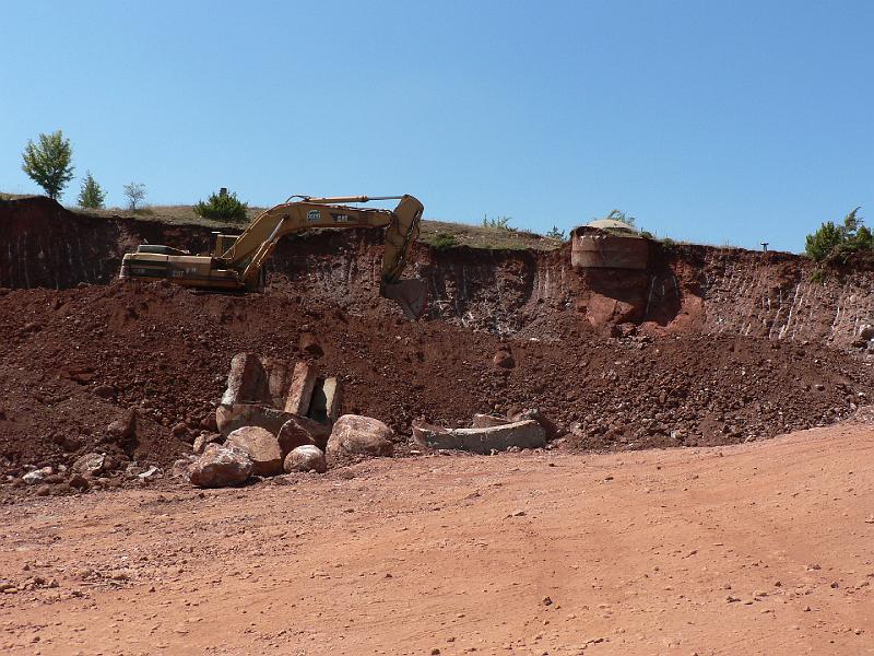 2009_Voskopoje_28.jpg - Un bunker par terre, ils profitent des travaux pour les détruire. N'en reste que 700 000 ou plus !