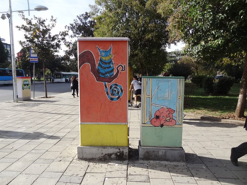 2018_Albanie-1-Tirana-11-bornes_peintes_04